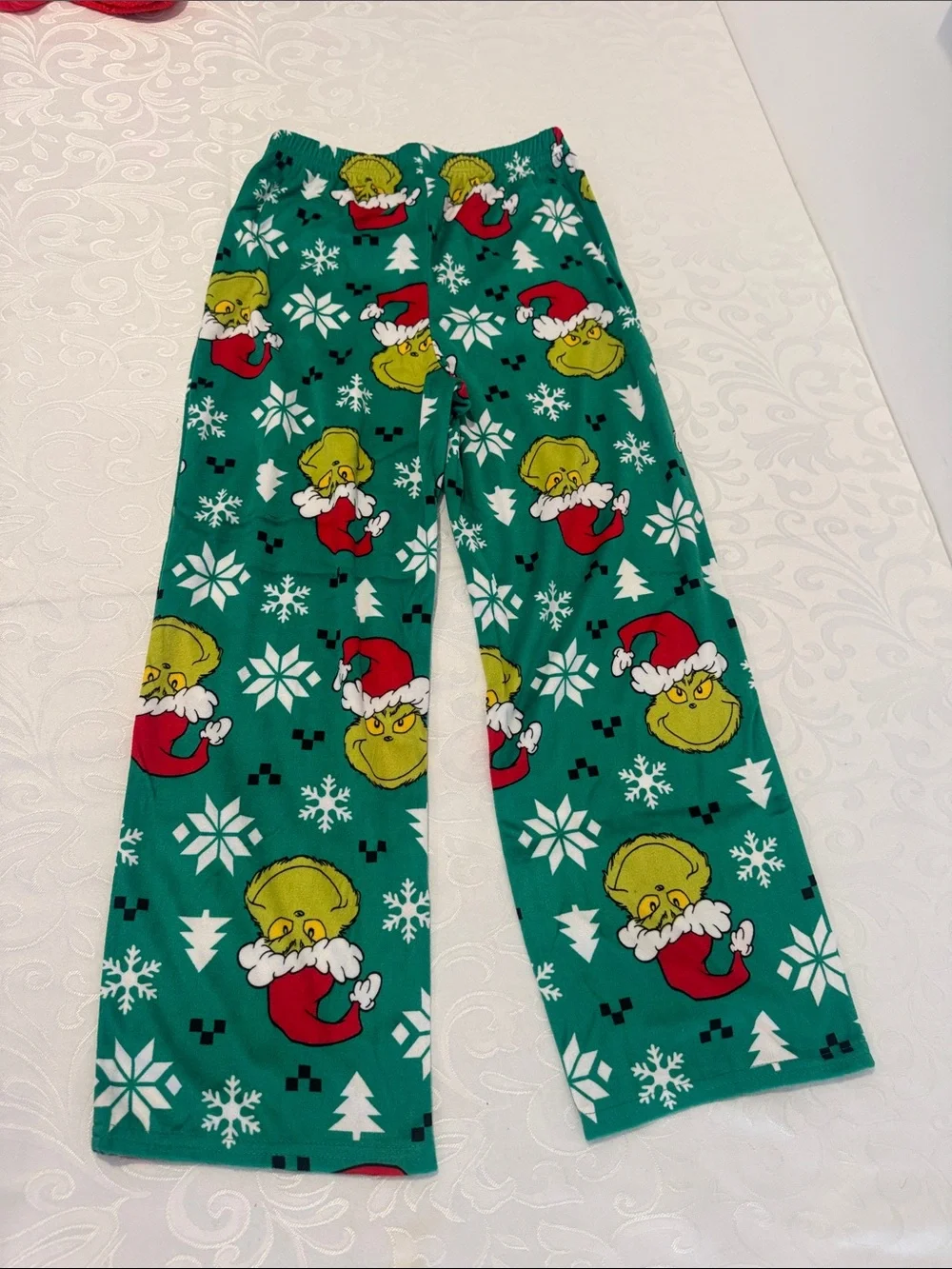 🎄Komar kids Grinch Print Pajama Set with Red Socks. Size 8.